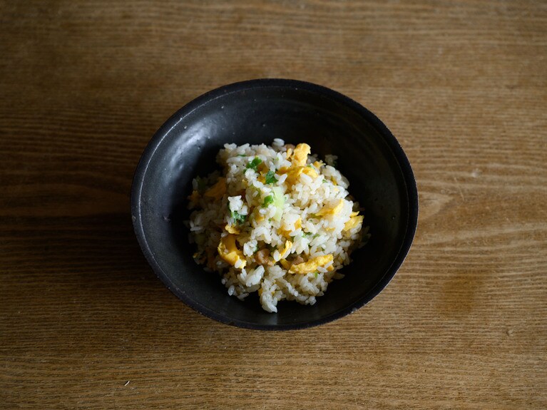 吉田直嗣さんのうつわ、鉄釉浅鉢。