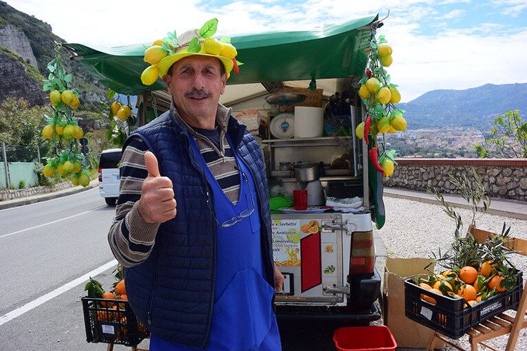 海岸線の道路で見かけたレモンジェラート売りのおじさん。