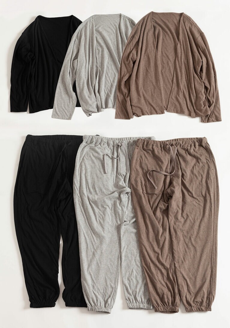 上：Twilight “ｗ face” cardigan 各20,000円。下：Twilight “ｗ face” long pants 各20,000円。ともにユニセックスでフリーサイズ展開。