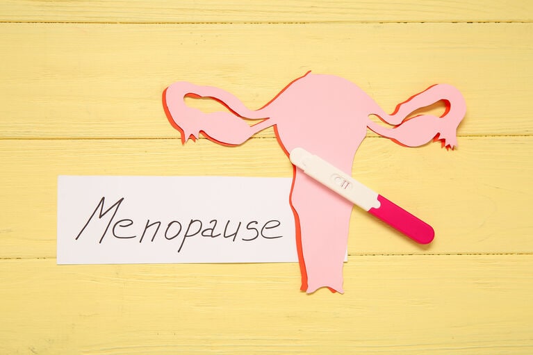 Menopause（メノポーズ）とは閉経のこと。日本人女性の閉経は50歳前後が多いとされるが、人生100年時代、閉経が人生の折り返し地点になる人も。©アフロ