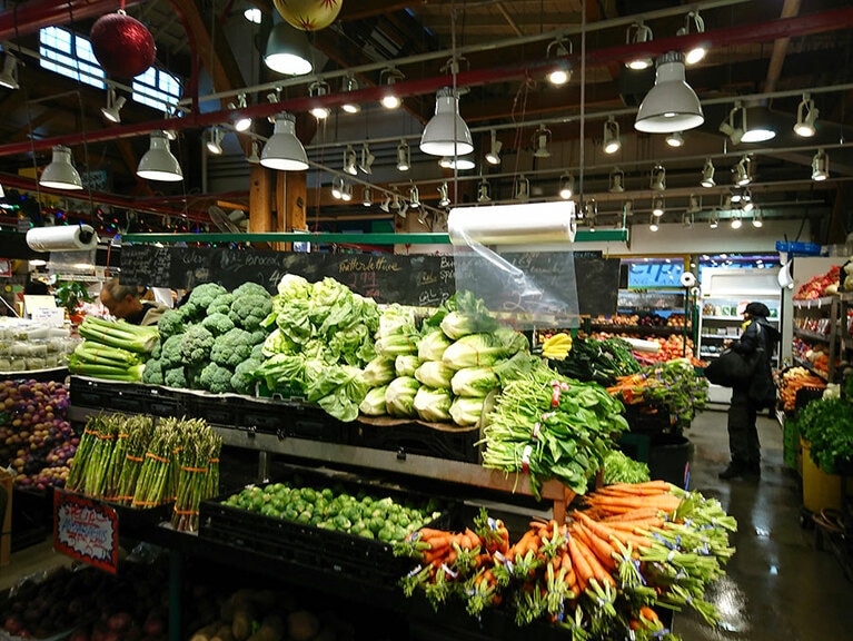活気溢れる空間にフレッシュな野菜がずらり。