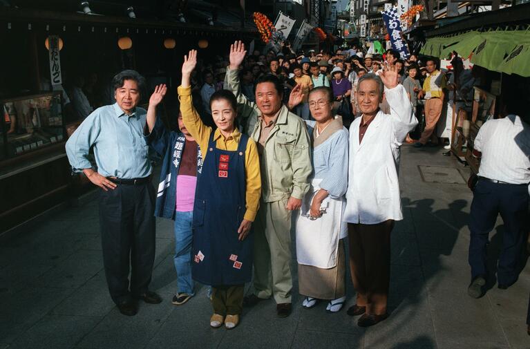 1996年、最後のポスター撮影となった“寅さんファミリー”。中央が倍賞千恵子、左端は山田洋次監督　©時事通信社