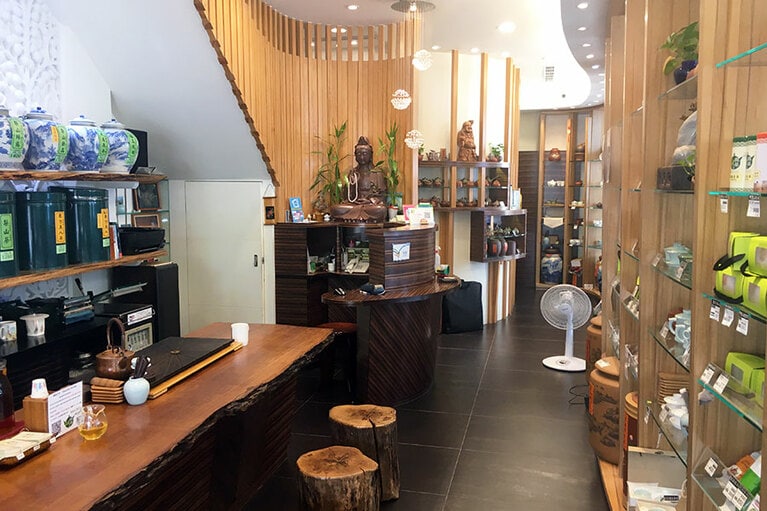 壁一面がガラス張りで明るい日差しが差し込むデザインの店内。