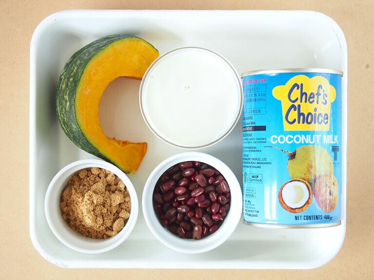 【材料(4人前)】小豆茶を作った後の煮小豆：50g／かぼちゃ：150g／ココナッツミルク：300cc／豆乳：100cc／黒砂糖：20g。