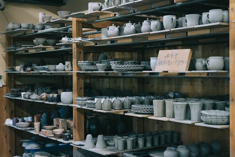 乾燥させてから薪窯で焼成し、2カ月後に店頭で受け取るか、郵送もしてくれる。