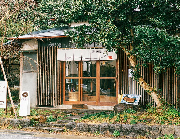 大きな古民家を借り受けて営業。広々としたフリースペースもあり、焼きたてのパンとコーヒーを買ってのんびりすることも。