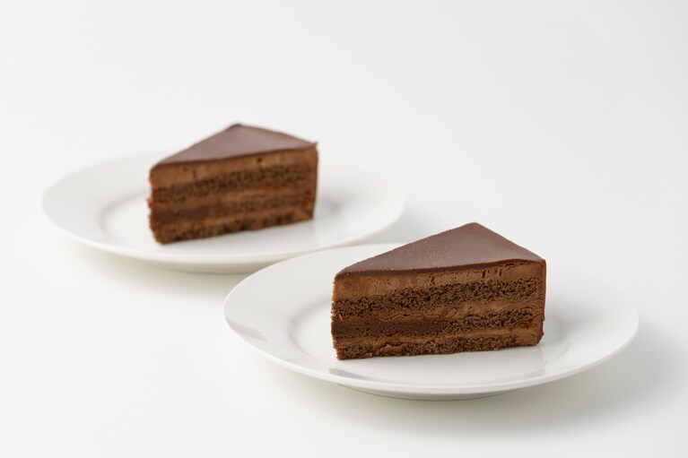 糖質78%カットの濃厚チョコショートケーキ 各356円。