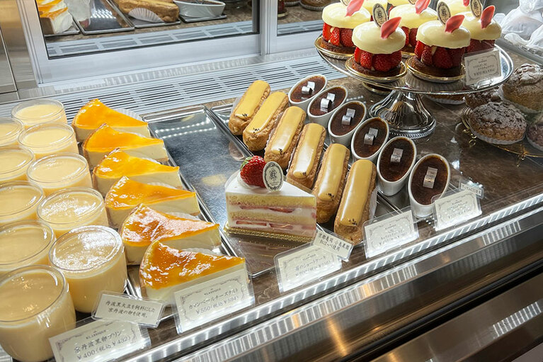 【ラ・クラシック】「エレガントなクラシック」。そんな言葉がぴったりなのが、「オ・グルニエ・ドール」で修業した加藤雅也シェフの「ラ・クラシック」。ショートケーキやシュークリーム、レモンケーキなど定番が揃い、優美でやさしい雰囲気。