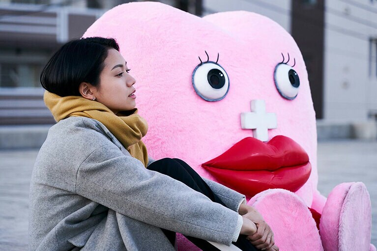 生理ちゃんはCGではなく、着ぐるみや人形で表現された。足の裏がほんのり汚れているのもイイ。　©吉本興業　©小山健／KADOKAWA