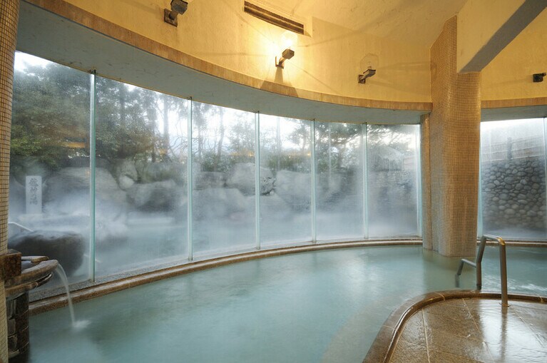 野天風呂にある内湯「ぼたん風呂」。