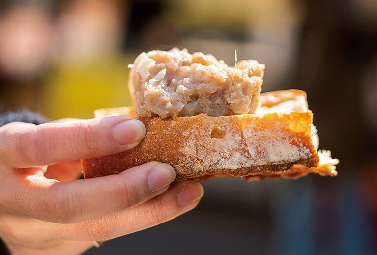 【幸軒 売店】あふれる肉汁がパンにぴったり。