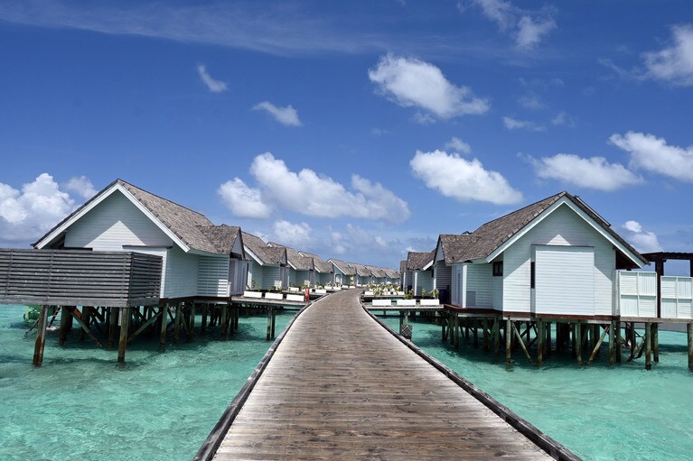 水上ヴィラをウィンドヴィラと呼びます。東側はジャクジー、西側はプール、とファシリティが異なります。