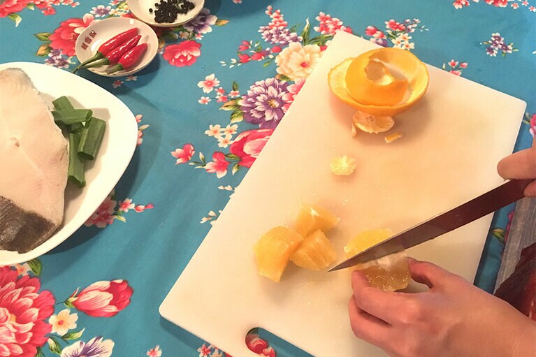 台湾のオレンジは皮が薄めなので包丁で皮をむいた方がきれいに切れます。日本のオレンジの場合は手でむいても構いません。