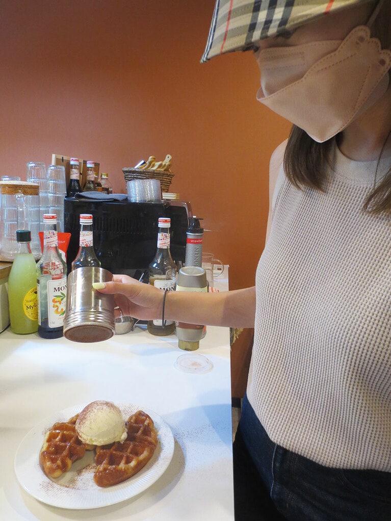 ココアパウダーをかける。