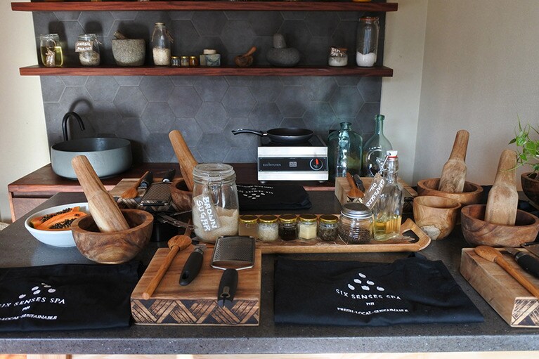 アルケミー・バーでは、科学実験のようにスパのプロダクツを自分で作る。