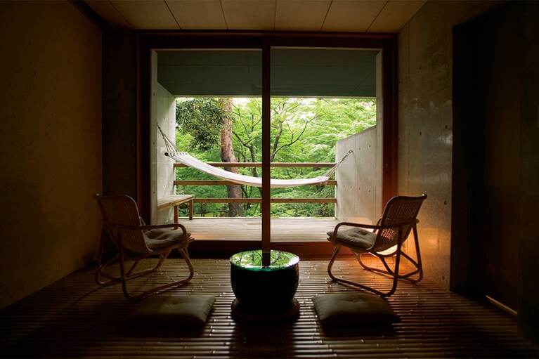 【べにや無何有】山庭に面した和室タイプの客室。広さ65平方メートル～とゆったりとしたつくり。月見台(テラス)にはハンモックも。
