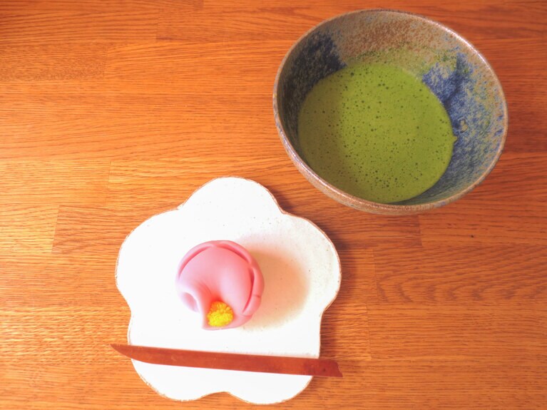 練り切り「梅」350円×宇治「堀井七茗園」の抹茶「縣（あがた）の白」700円。