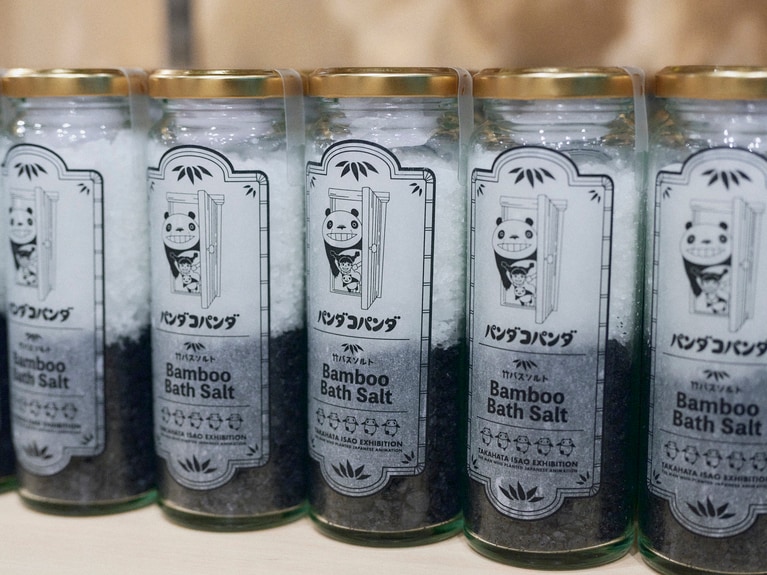 白黒カラーの『パンダコパンダ』のバスソルト。2,420円。