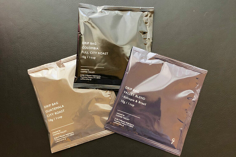 置くだけで写真がきまるスタイリッシュなパッケージ。COFFEE VALLEY「DRIP BAG」12個入り 1,500円。