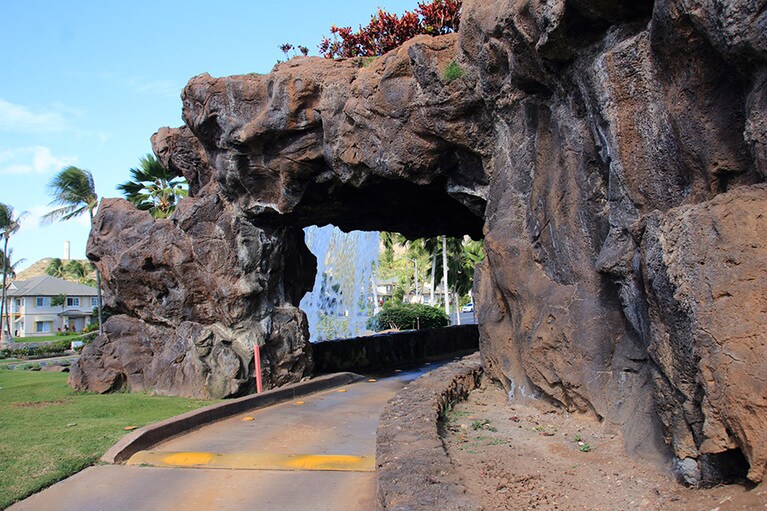 11番ホールから12番ホールへは、なんと涼しげな滝の裏側を抜けて移動！