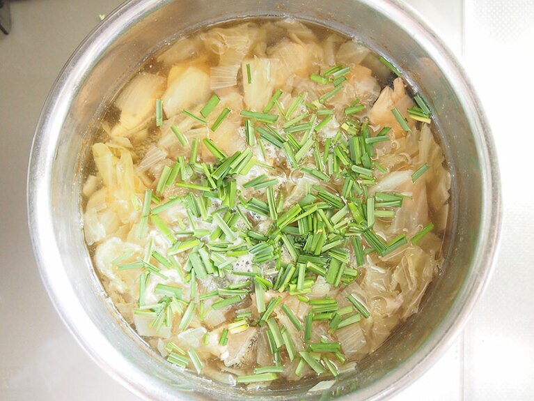 玉ねぎが柔らかくなってきたら、仕上げにニラを入れる。