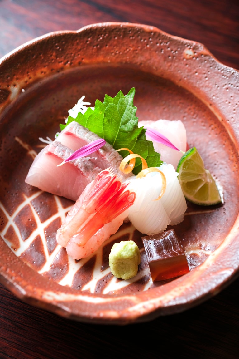 お造りは橋立港で揚がった魚介で、キンパチなど北陸特有の魚介も。器は魯山人好みの美濃焼 赤志野。