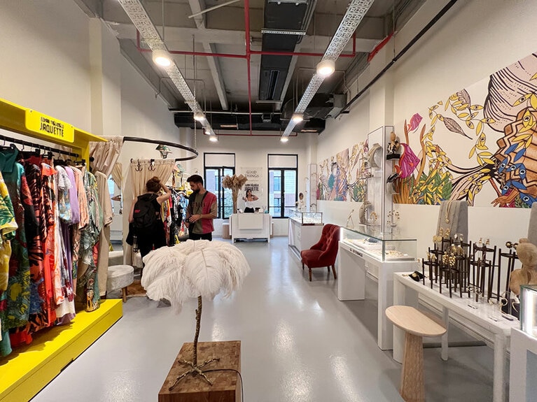 入り口を入って、右側が「グッドシングス・アトリエ」、左側は別の服飾アーティストのショップだ。