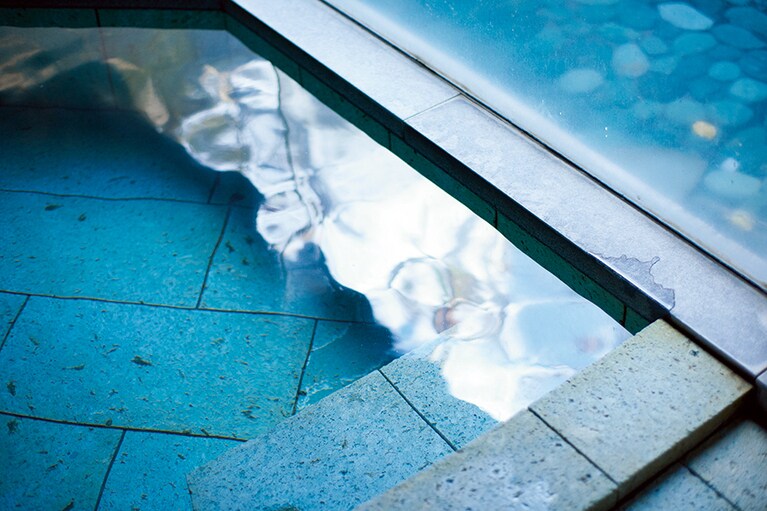 【旅館すぎもと】美ヶ原温泉は山辺温泉とも言われ、歴史は遠く奈良時代から。安土桃山から江戸時代には歴代城主の保養地としても栄えた。泉質は肌にやさしいアルカリ性の単純温泉。ややぬるめで、じんわりじっくり体を温めてくれる。Photo: Masahiro Sanbe