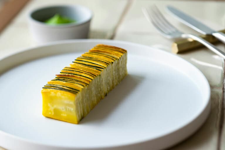 ティアン・ド・クルジェット(ズッキーニの重ね焼き) 1,650円(税込)。