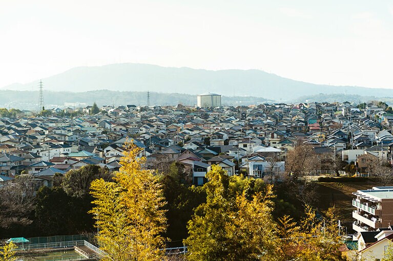 住宅街をぐるりと囲むように低い山が連なる風景。西奈良は奈良中心地から車で15分ほどで来られるエリア。
