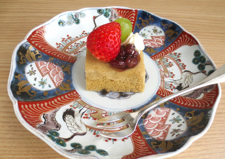 「黒糖蒸しケーキ」260円。軽めの赤ワインとのペアリングがオススメ。