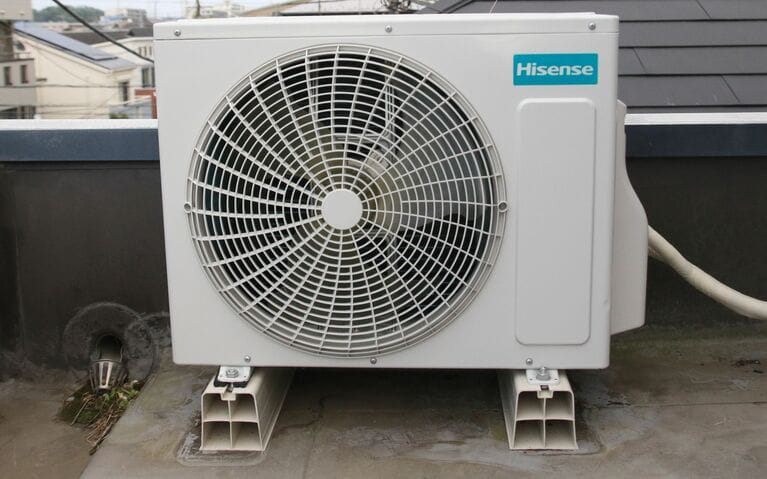 たとえば6畳用の室内機には、8畳用の室外機を使うと省エネ性が改善される（筆者撮影）