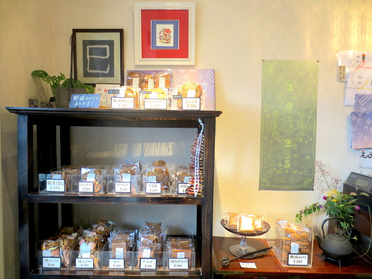 店内左手のコーナーに、手焼きのおせんべいや野球カステラがずらりと並ぶ。