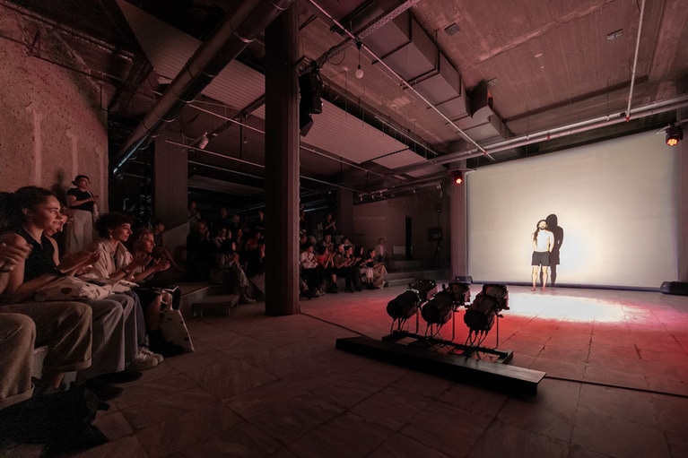 既存のパフォ―マンス［÷］v.0.8 : Boléroを、会場Ω2のインスタレーションに合わせてアレンジし披露したのは、舞台芸術分野のセバスチアン・ソロルザノ・ロドリゲス。光と影、そして彼自身の呼吸の音で観客を包み込んだ。