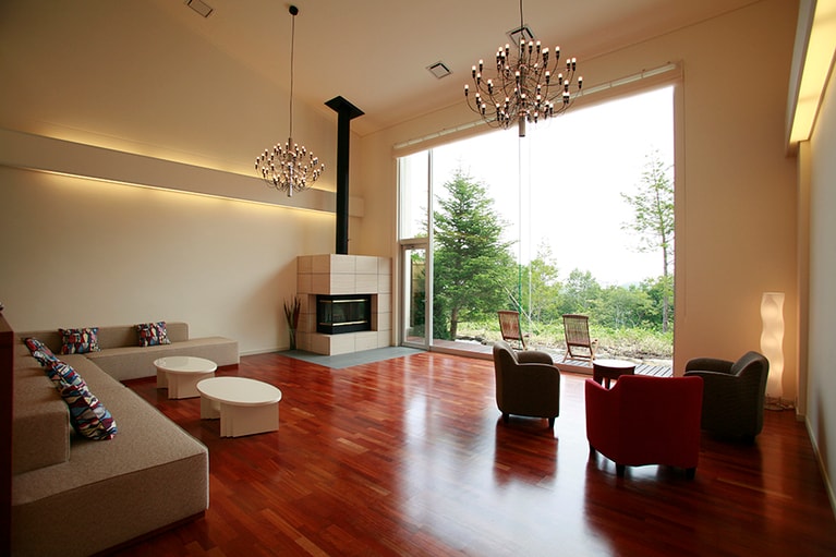 HOTEL KURBIO［群馬／草津温泉］吹き抜けのラウンジ。