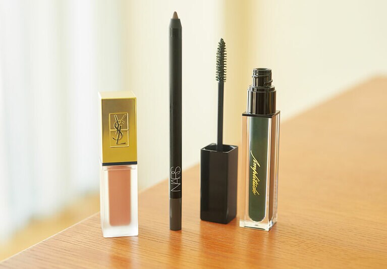 左から：ジェルのような描き味でまぶたに密着し、狙い通りの発色を叶える。ありそうでなかった濃灰色。ハイピグメント ロングウェアアイライナー 8197 3,000円／NARS JAPAN、みずみずしいのにしっかりマット。唇そのものをセクシーなニュアンスヌードベージュに染め上げる。タトワージュ クチュール N°29 4,300円／イヴ・サンローラン・ボーテ、1本1本に存在感をもたせ、しなやかでふさふさなまつげに。黒みを秘めた奥行きのあるモスグリーン。エクストラボリューム カラーマスカラ 01 4,400円／アンプリチュード