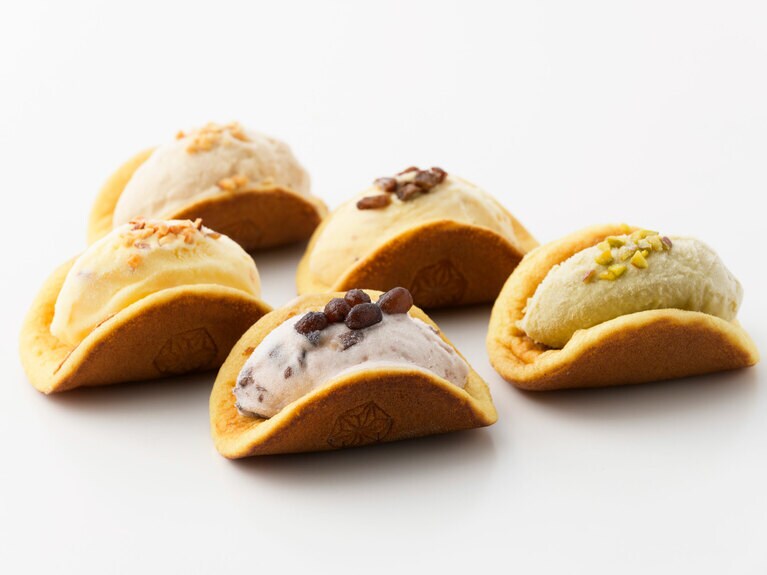 どらレット 各400円、5個セット 2,000円。左から時計回りに：アーモンドチーズケーキ、落花生、ラムレーズン、ピスタチオ、大納言あずき／氷菓子屋KOMARU　初出：2024年8月6日