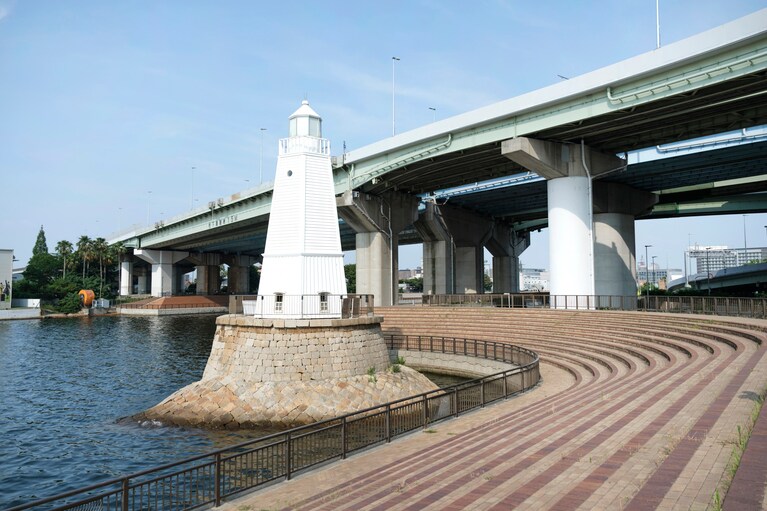 洋式木造燈台として初点灯は1877（明治10）年。国内で最も古いもののひとつとして、1972（昭和47）年に国の史跡に指定された。