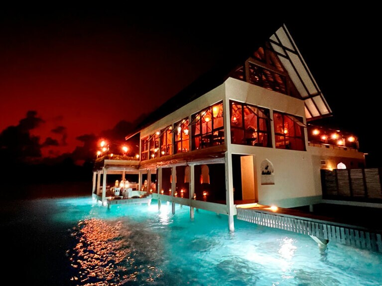 桟橋の途中にある「アル・バラカ」は、ディナーのみのオープン。