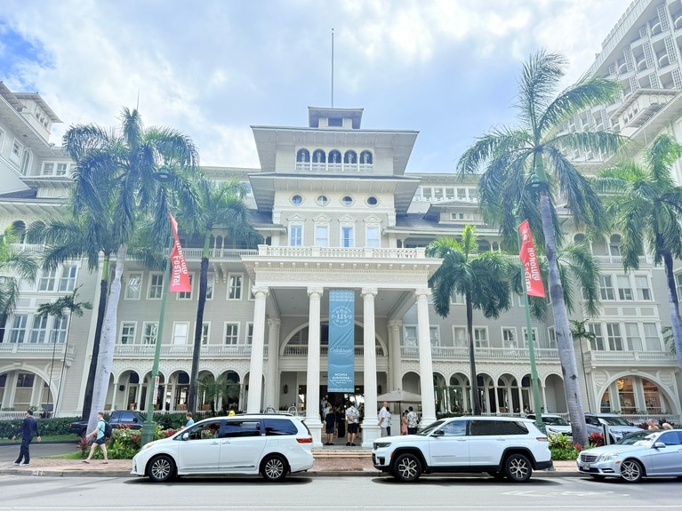 白亜の館とも称されるホテルの外観。