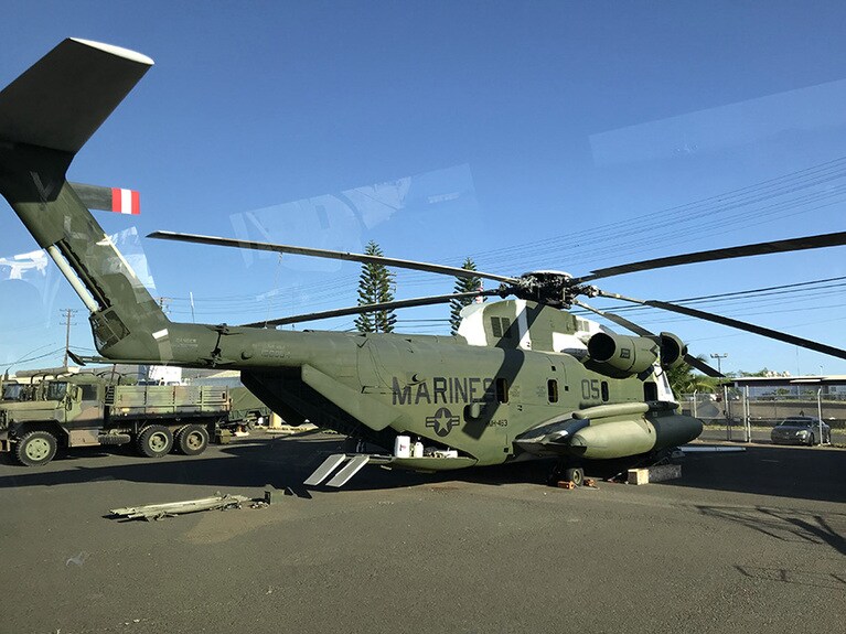 ヘリポートの近くに駐機してあったヘリコプター。「今は民間空港なのに軍用機が？」と思いきや……。