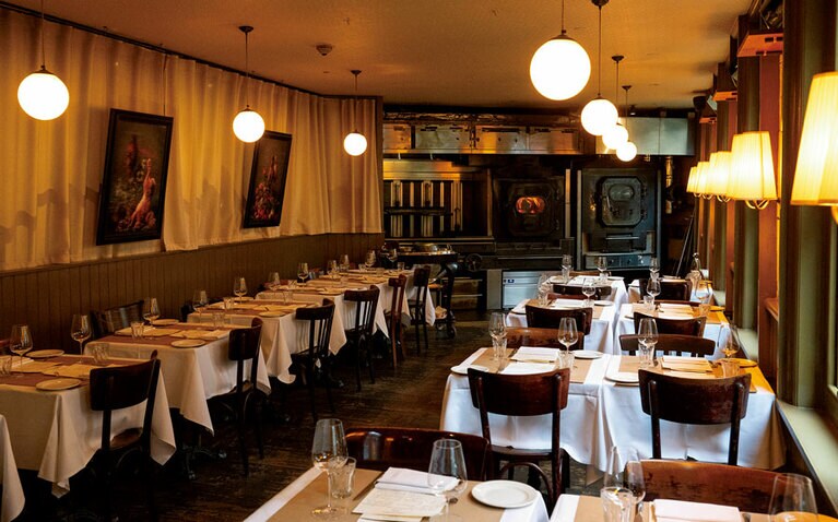 奥に直火グリル設備を備えたメインのダイニング・スペース。