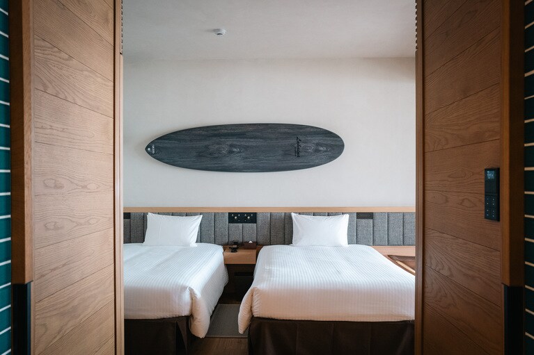 セミダブルベッドが2台置かれたベッドルーム。