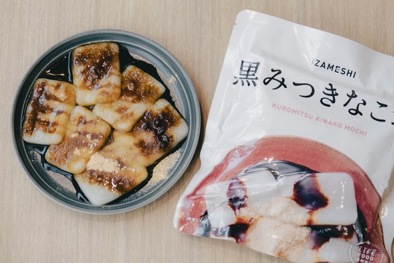 追加で頼んだ「黒みつきなこ餅」。468円。実は「お餅」そのものではなくでん粉や米粉を固めて乾燥させたもの。それゆえ食感も独特ですが、イケます。