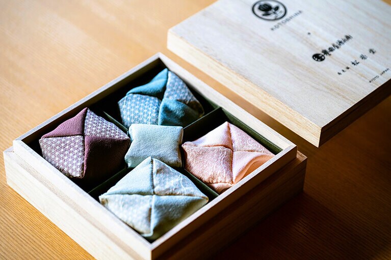 京都の香老舗や帯匠とコラボしたKOTOSHINAのお手玉セット（17,600円）も販売。客室でやわらかな香りを楽しむのも素敵。