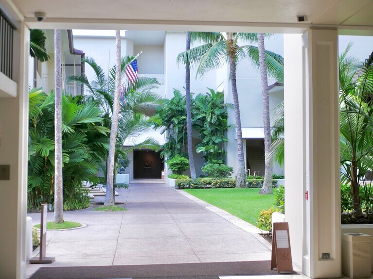 ハレクラニの中庭。ジャズライブが楽しめる「ルワーズ ラウンジ」もおすすめ。