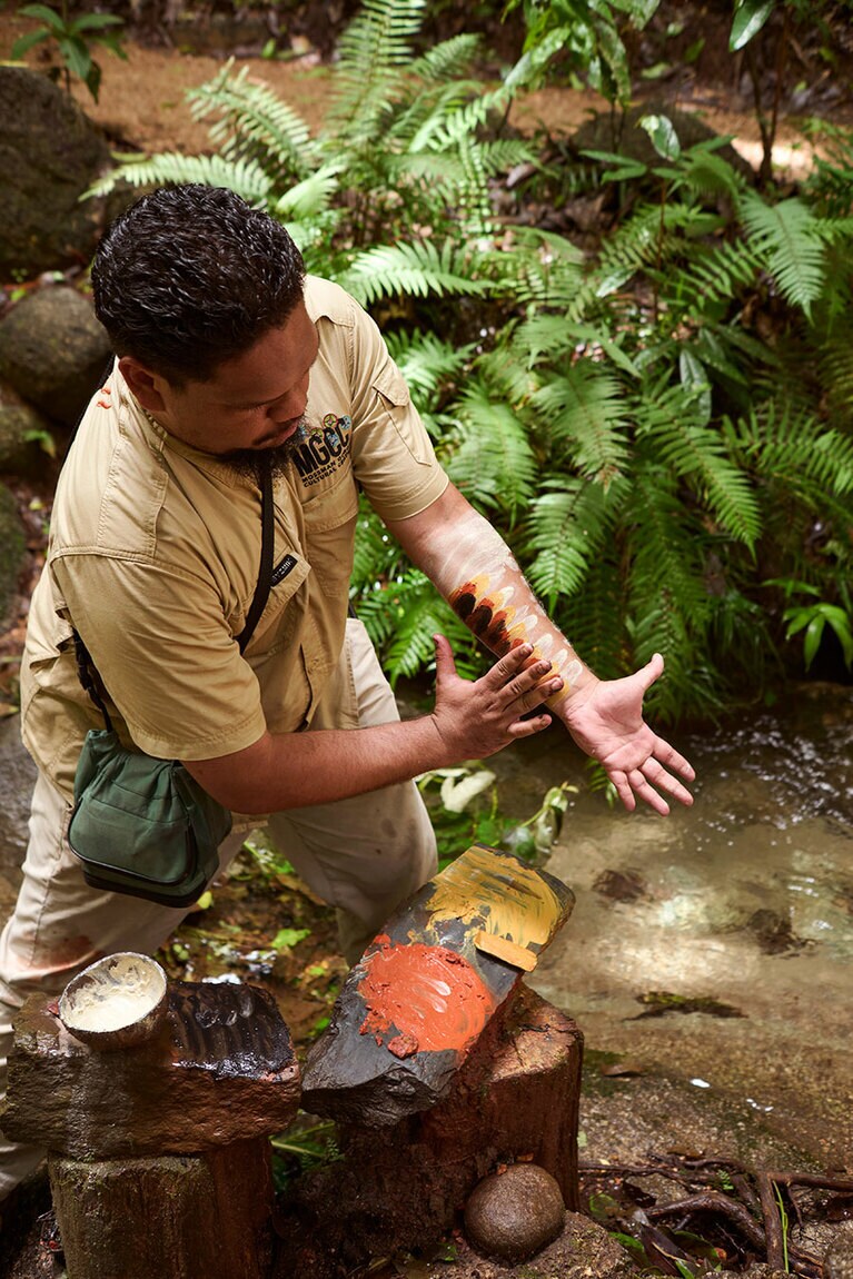 黄色は亜鉛、赤は鉄分。川の鉱物から採取する。儀式、狩りなどシチュエーションによって模様を変える。