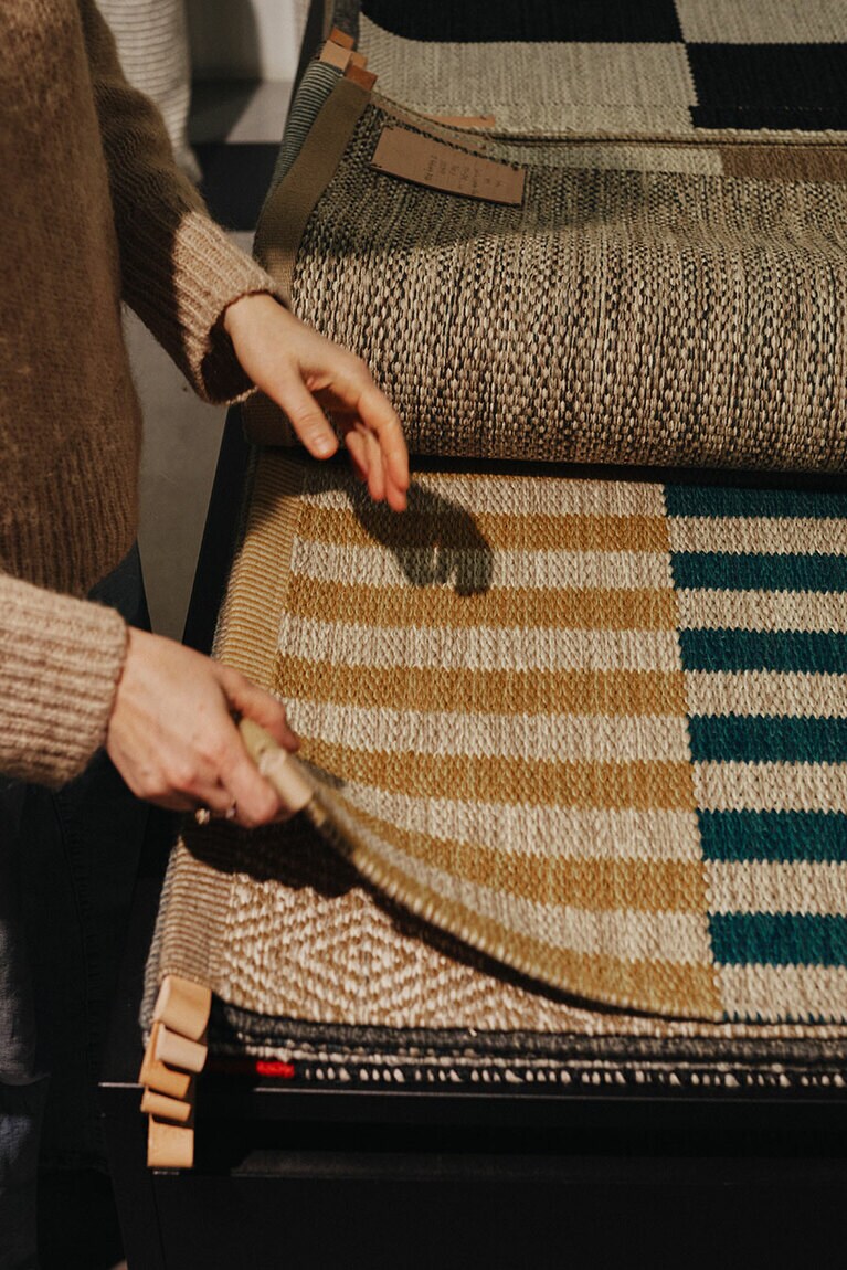 さまざまな色調と柄が用意されているので宝石箱のようです。