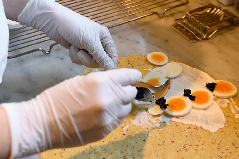 丁寧にキャビアを重ねていく。