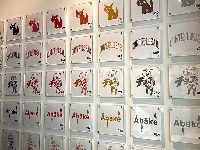 圧巻の100デザインが壁にズラリ。迷います。